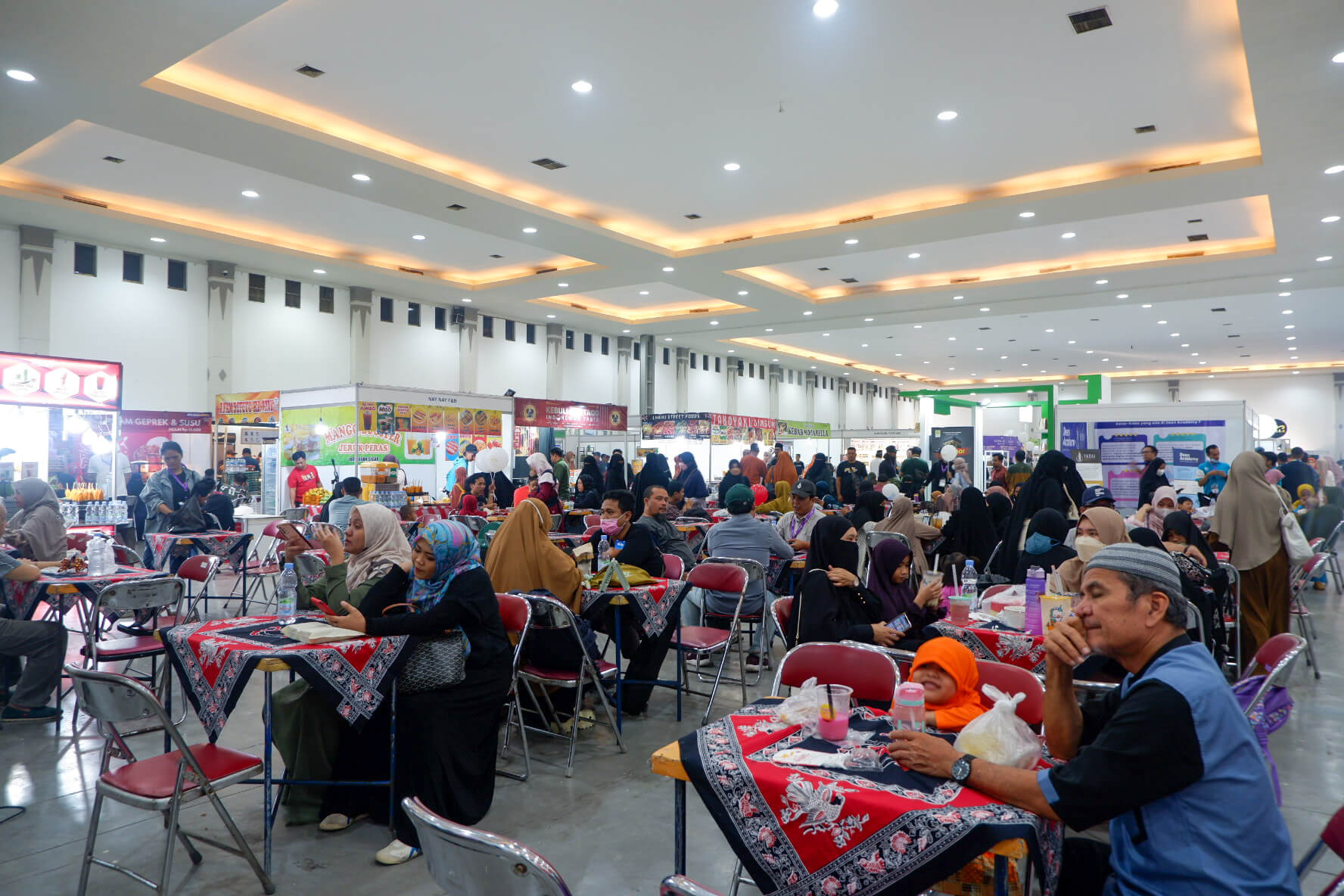 booth kuliner muslim life fair Jogja 2023